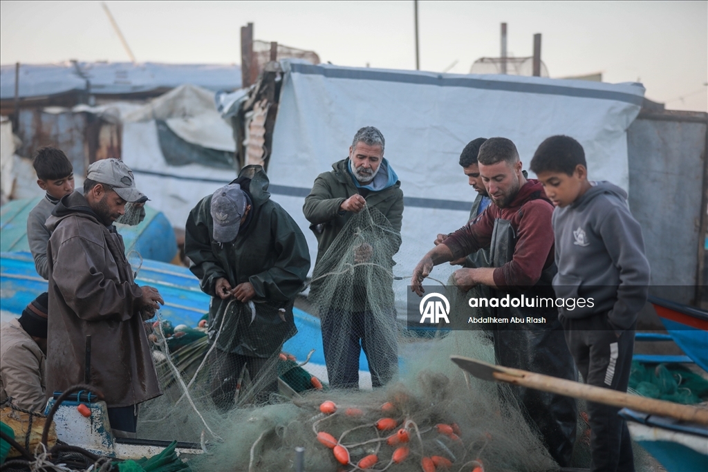 Gazze'de balıkçılar zor şartlar altında avlanmaya devam ediyor