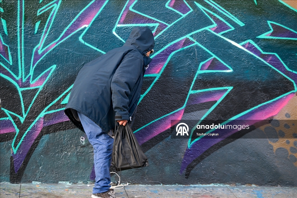 Бездомные люди живут на улицах Сан-Франциско, ежедневно сталкиваясь с суровыми условиями