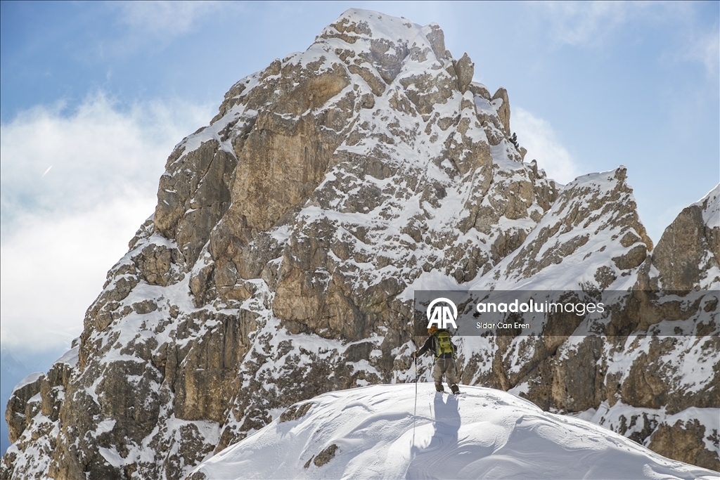 Li Tunceliyê hilkişîna çiyayên ku berfê nixûmandine, turîzma zivistanê zindî dike