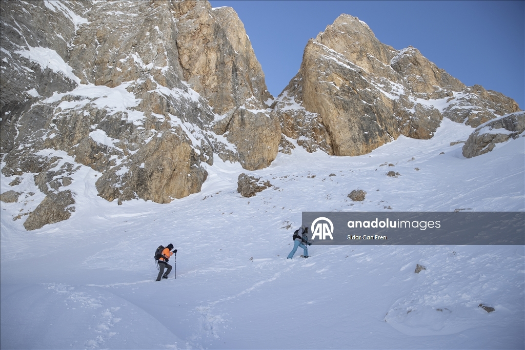 Tunceli'de karlı dağlara yapılan tırmanışlar kış turizmine canlılık katıyor
