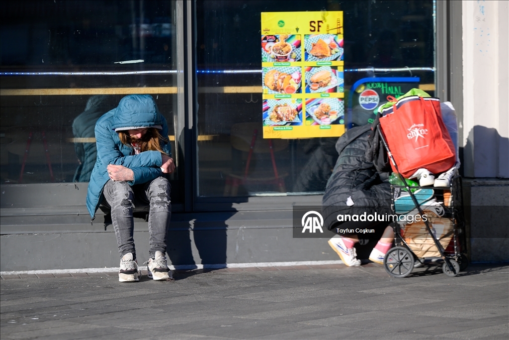 Бездомные люди живут на улицах Сан-Франциско, ежедневно сталкиваясь с суровыми условиями