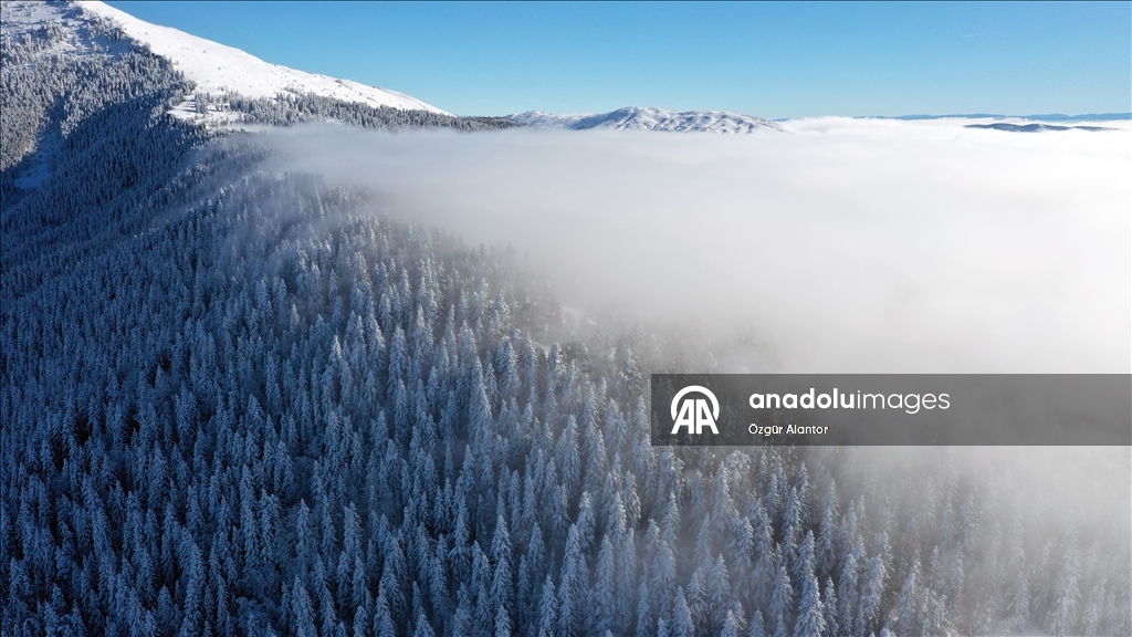 Покрытые белоснежным покровом Кюре-Даглары зафиксированы с высоты птичьего полета