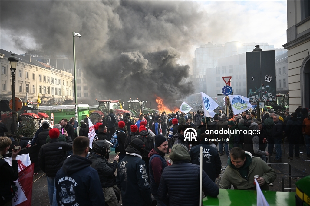Brüksel'de AB Liderler Zirvesi'nin yapıldığı sırada çiftçilerden traktörlü protesto