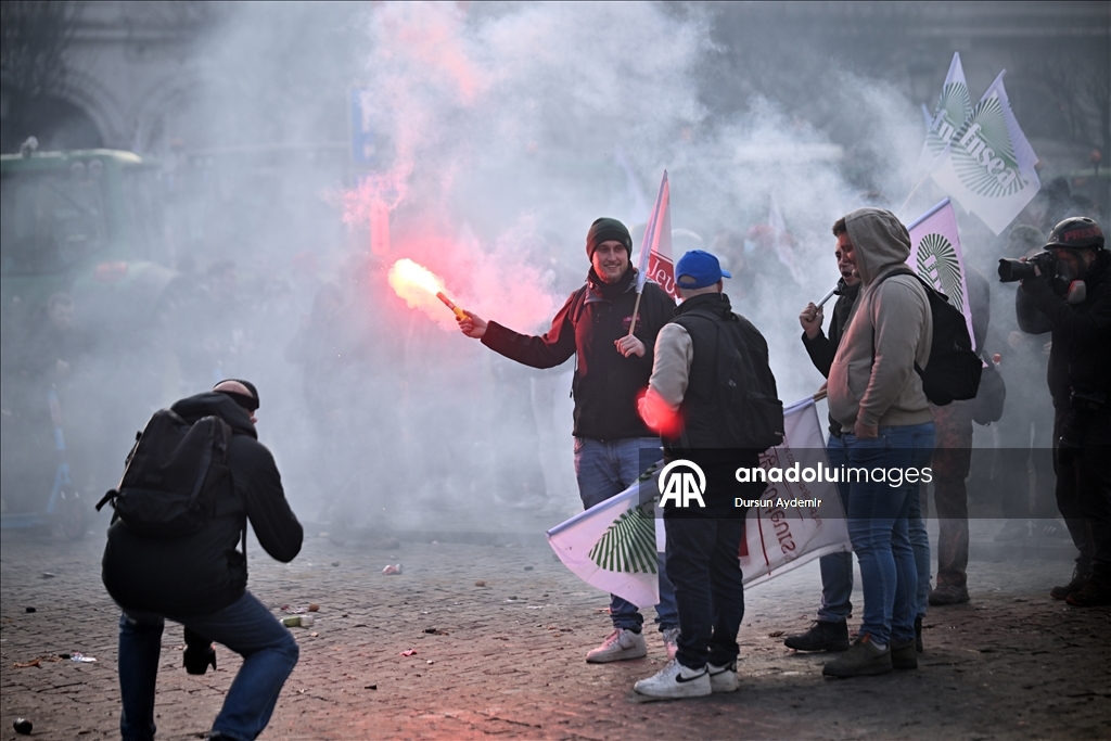 Brüksel'de AB Liderler Zirvesi'nin yapıldığı sırada çiftçilerden traktörlü protesto