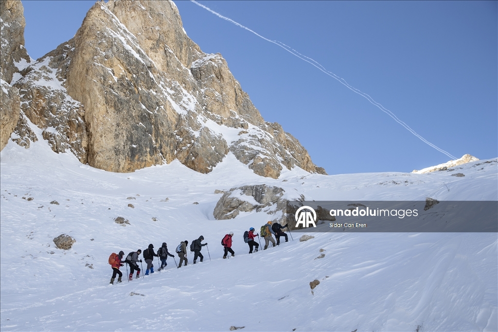 Tunceli'de karlı dağlara yapılan tırmanışlar kış turizmine canlılık katıyor