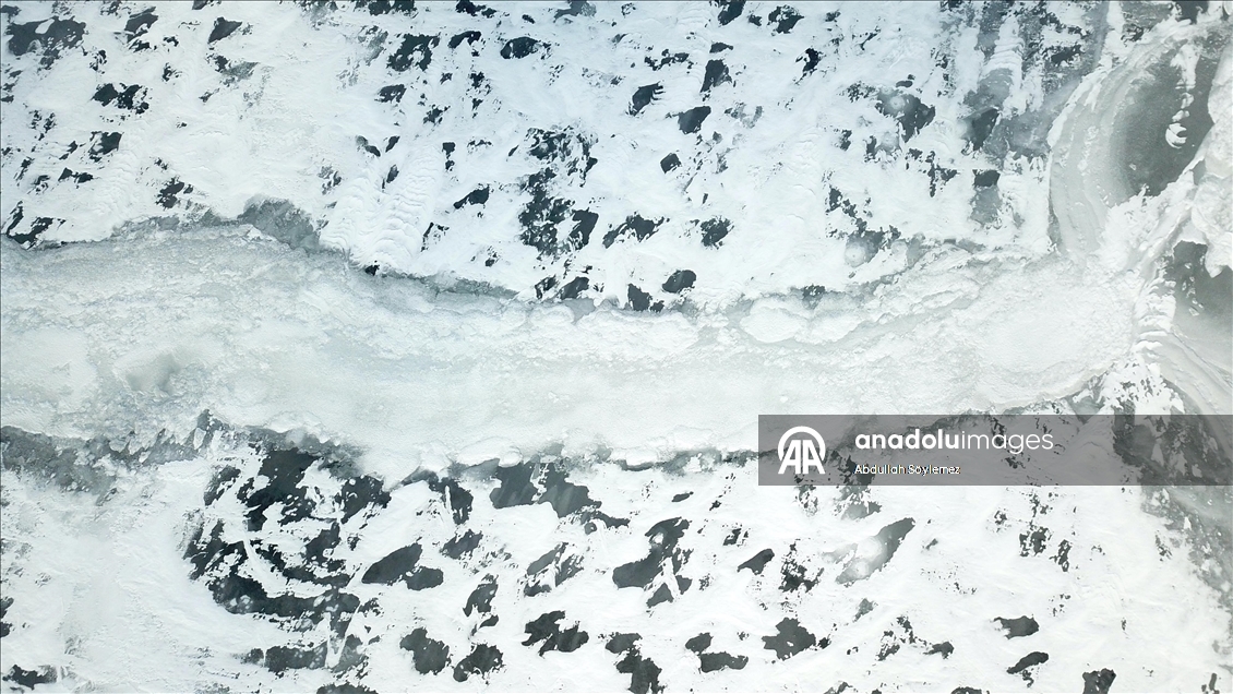 Ağrı'daki Derecek Barajı buzla kaplandı