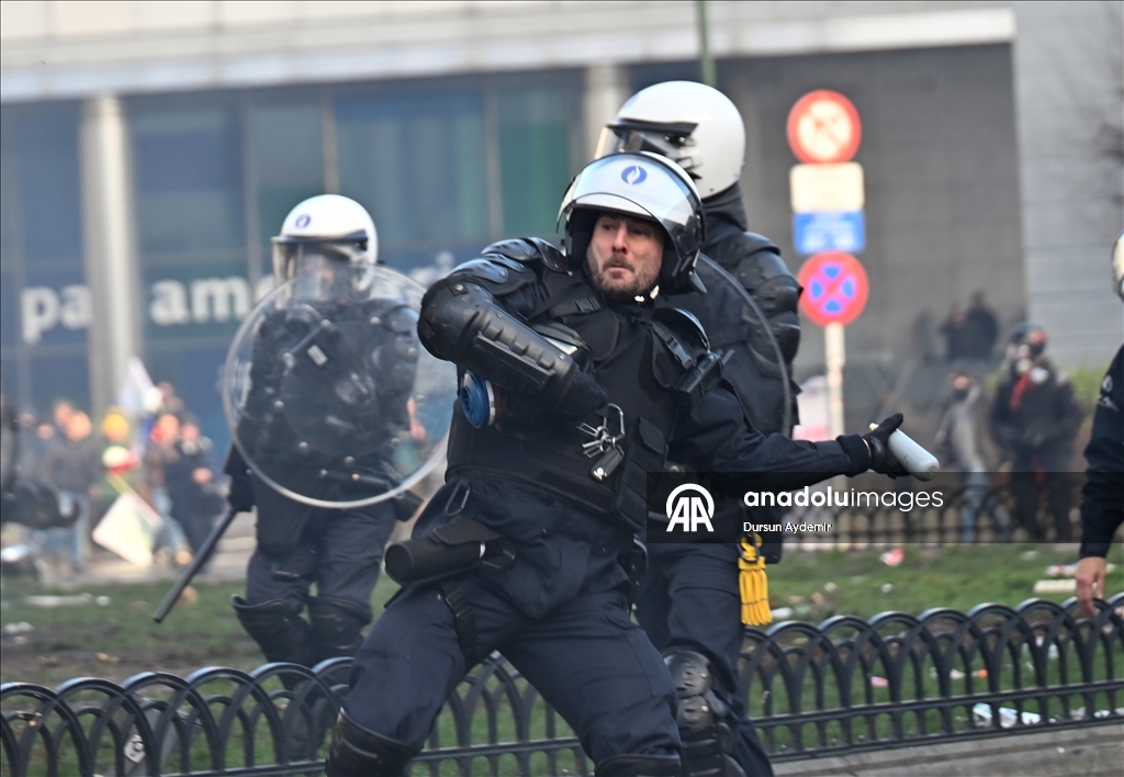 Brüksel'de AB Liderler Zirvesi'nin yapıldığı sırada çiftçilerden traktörlü protesto
