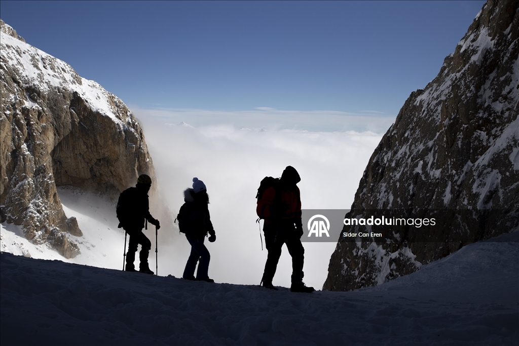 Li Tunceliyê hilkişîna çiyayên ku berfê nixûmandine, turîzma zivistanê zindî dike