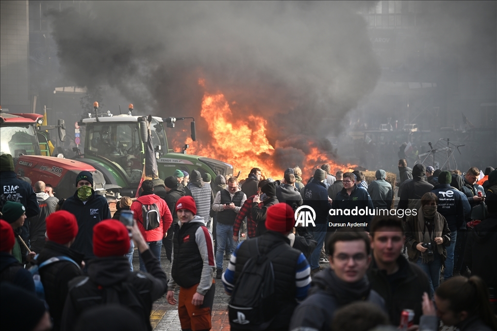 Brüksel'de AB Liderler Zirvesi'nin yapıldığı sırada çiftçilerden traktörlü protesto