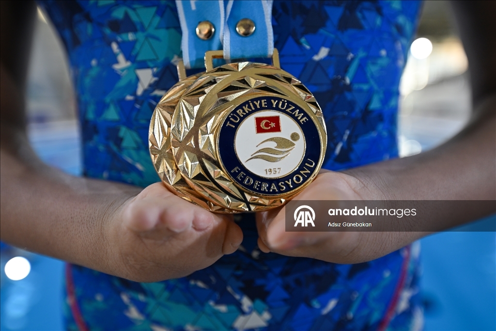 Sudan korkan engelli genç kız, yüzmede 48 madalya kazandı