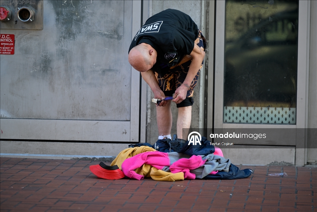 Бездомные люди живут на улицах Сан-Франциско, ежедневно сталкиваясь с суровыми условиями