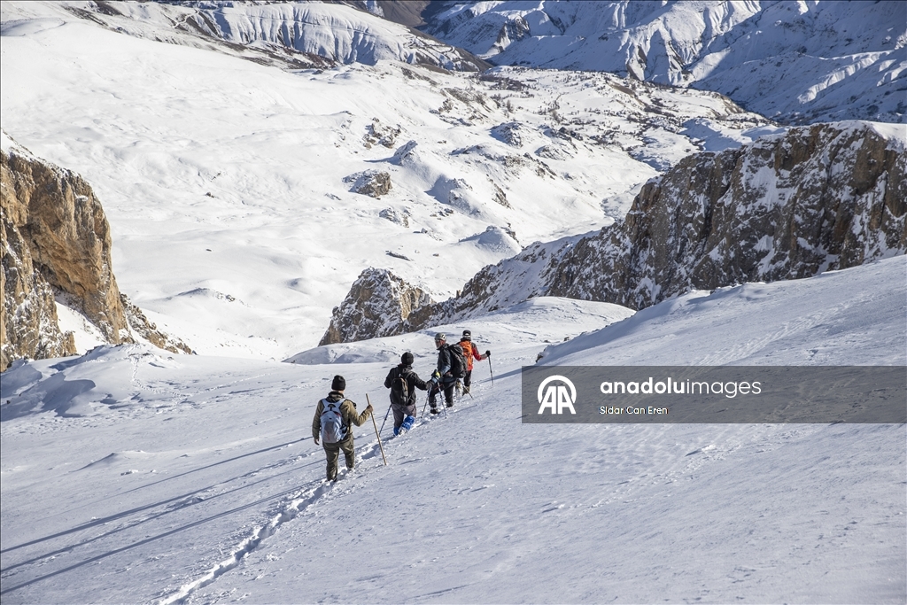 Li Tunceliyê hilkişîna çiyayên ku berfê nixûmandine, turîzma zivistanê zindî dike