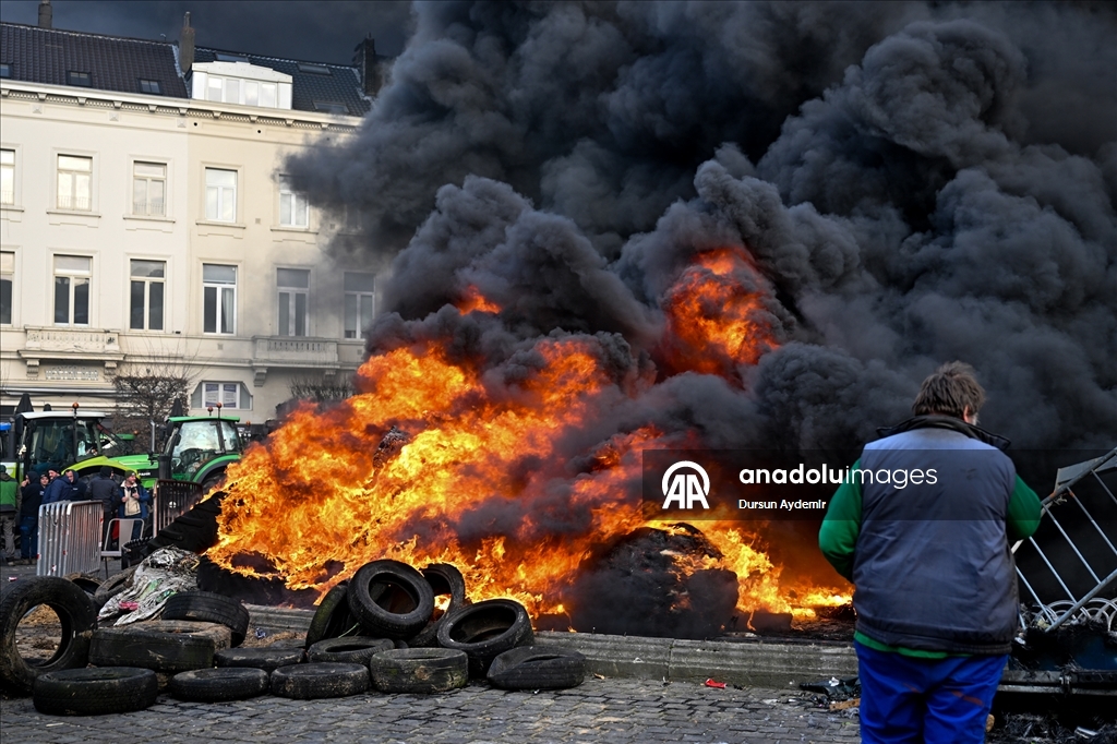 Brüksel'de AB Liderler Zirvesi'nin yapıldığı sırada çiftçilerden traktörlü protesto