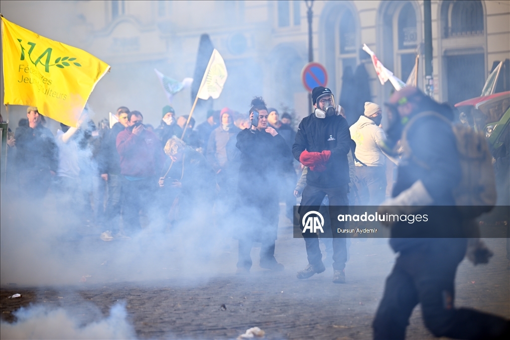 Brüksel'de AB Liderler Zirvesi'nin yapıldığı sırada çiftçilerden traktörlü protesto