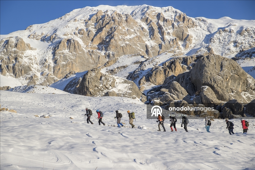 Li Tunceliyê hilkişîna çiyayên ku berfê nixûmandine, turîzma zivistanê zindî dike