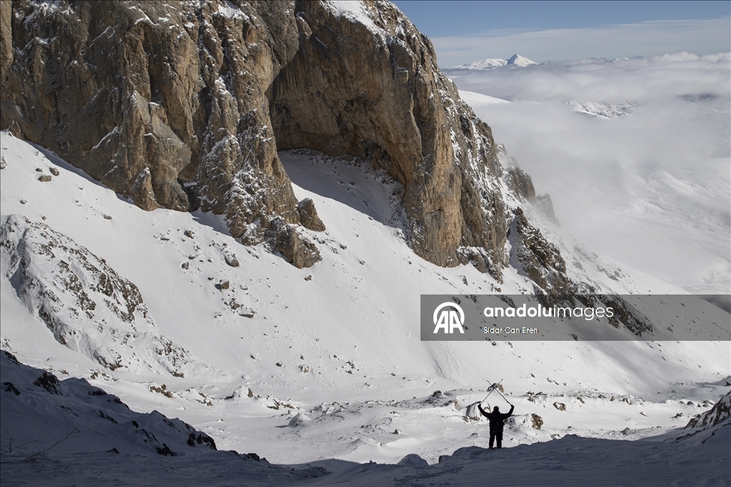 Li Tunceliyê hilkişîna çiyayên ku berfê nixûmandine, turîzma zivistanê zindî dike