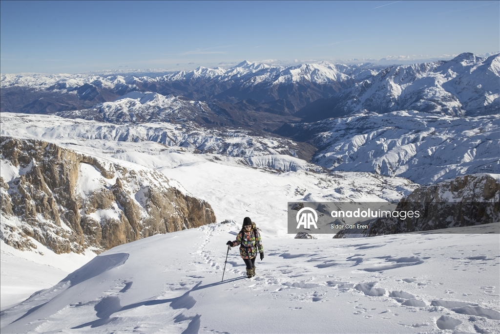 Tunceli'de karlı dağlara yapılan tırmanışlar kış turizmine canlılık katıyor