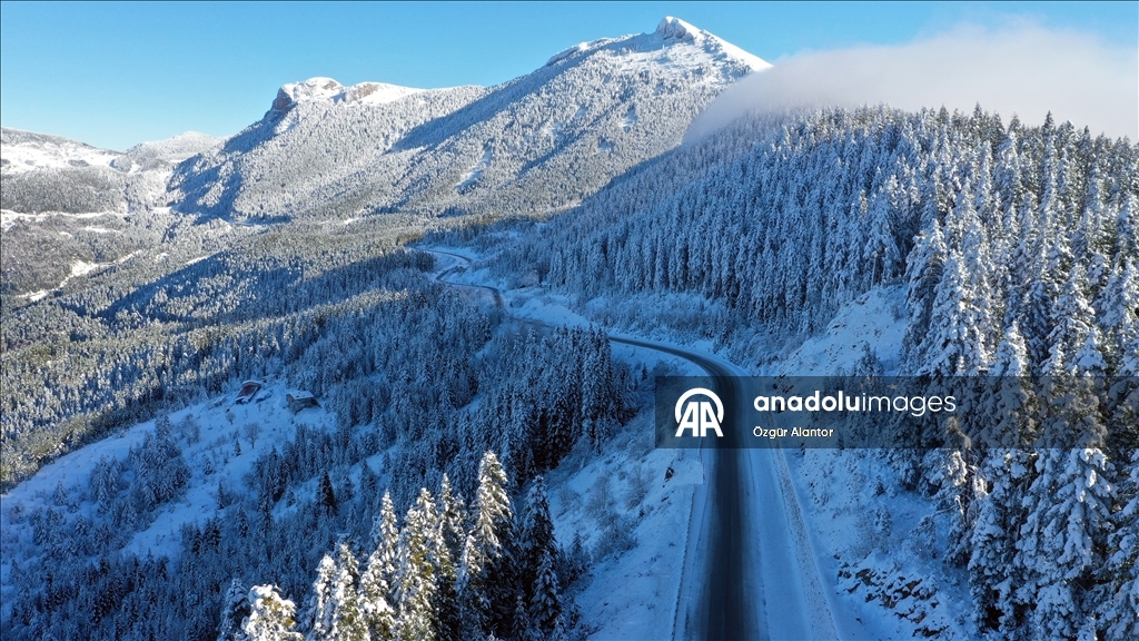 Покрытые белоснежным покровом Кюре-Даглары зафиксированы с высоты птичьего полета