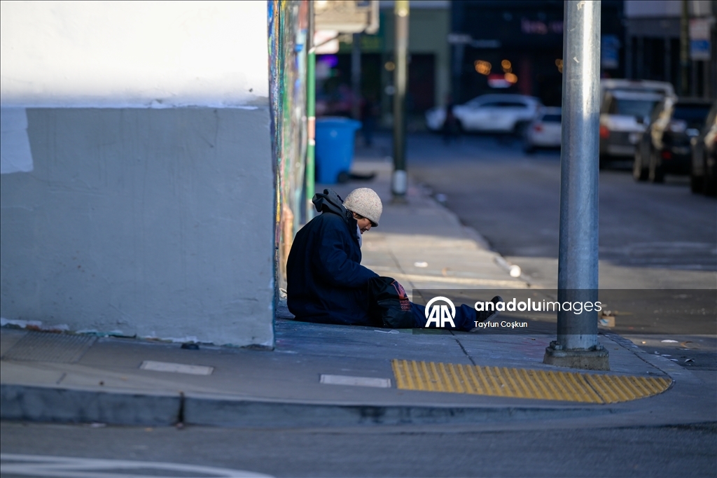 Бездомные люди живут на улицах Сан-Франциско, ежедневно сталкиваясь с суровыми условиями