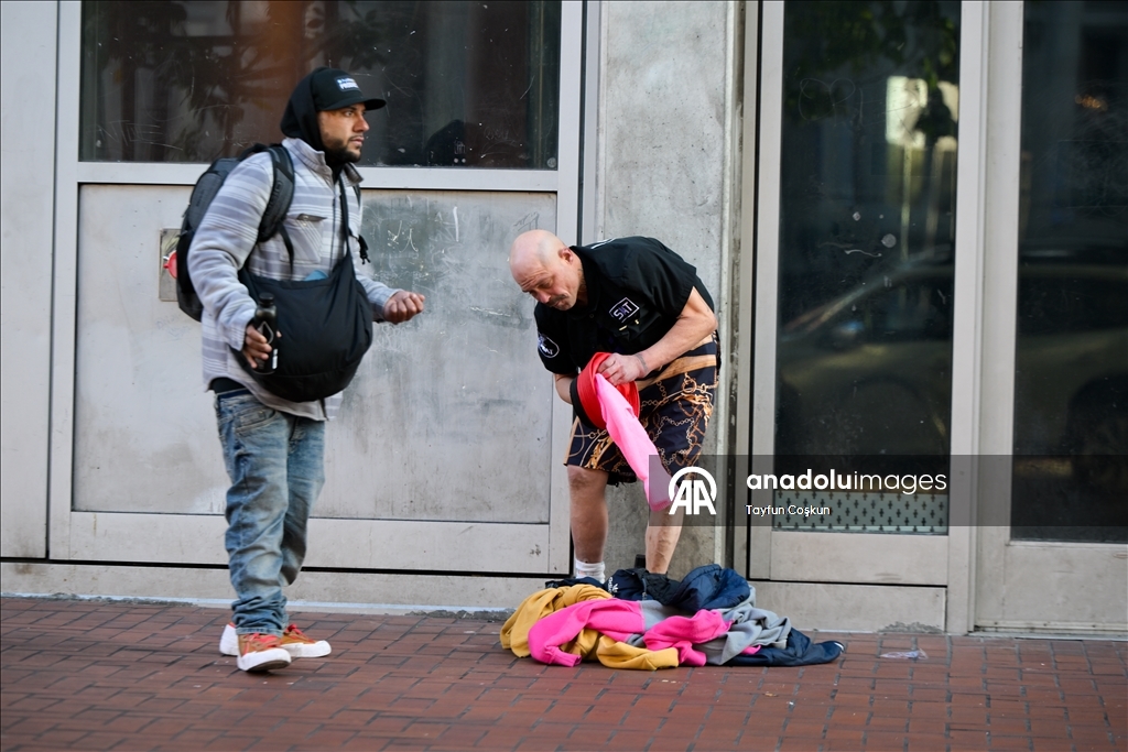 Бездомные люди живут на улицах Сан-Франциско, ежедневно сталкиваясь с суровыми условиями