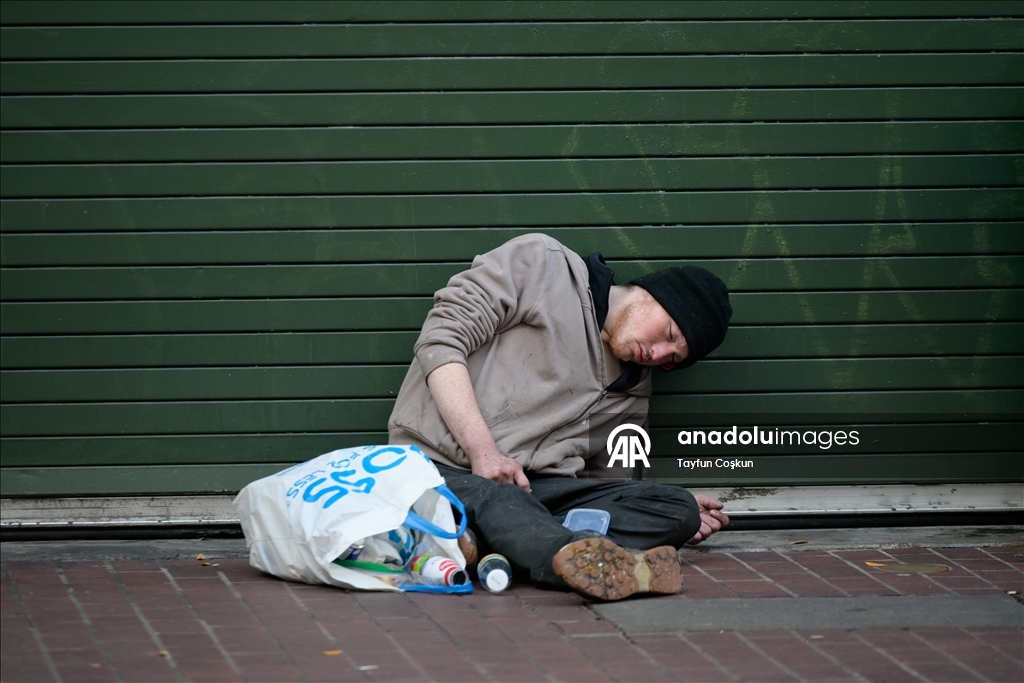 Бездомные люди живут на улицах Сан-Франциско, ежедневно сталкиваясь с суровыми условиями