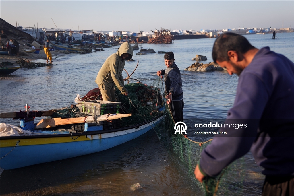Gazze'de balıkçılar zor şartlar altında avlanmaya devam ediyor