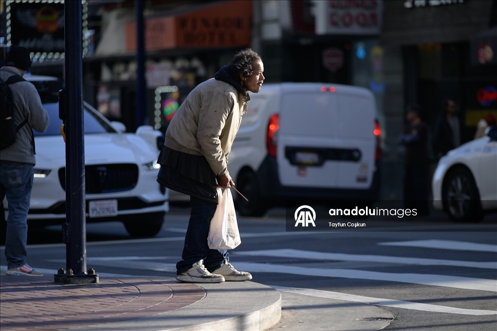 Бездомные люди живут на улицах Сан-Франциско, ежедневно сталкиваясь с суровыми условиями