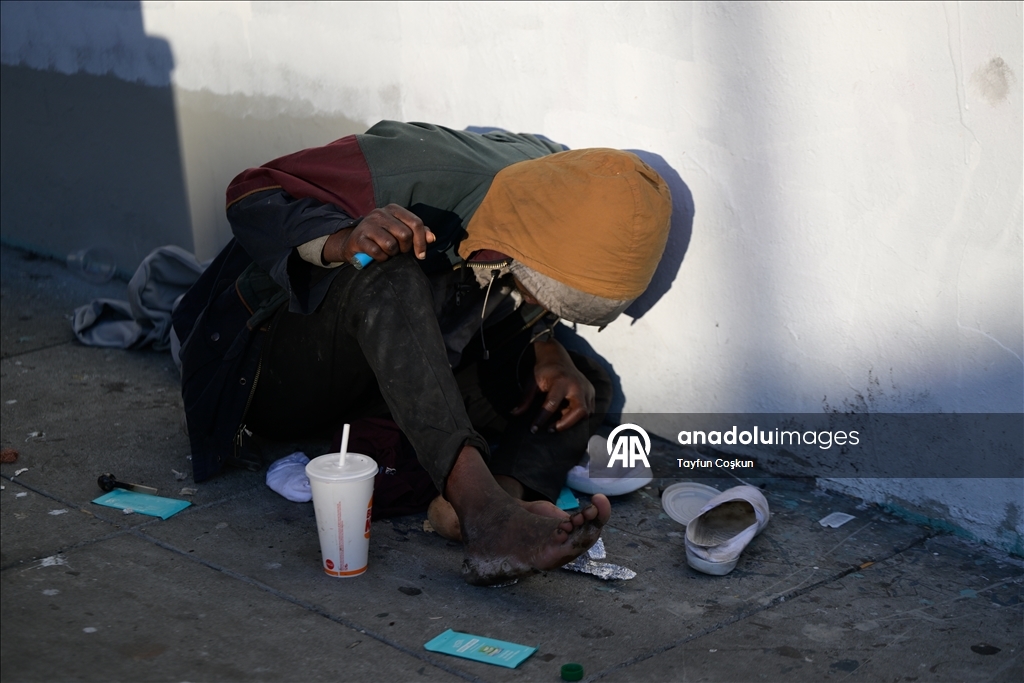 Бездомные люди живут на улицах Сан-Франциско, ежедневно сталкиваясь с суровыми условиями