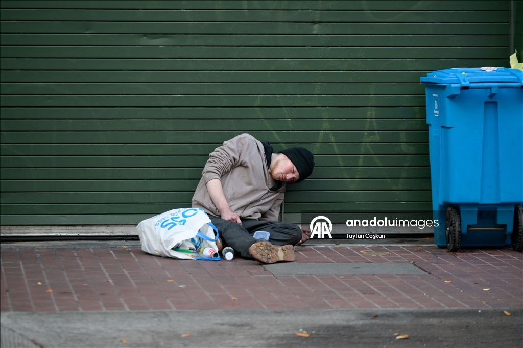 Бездомные люди живут на улицах Сан-Франциско, ежедневно сталкиваясь с суровыми условиями
