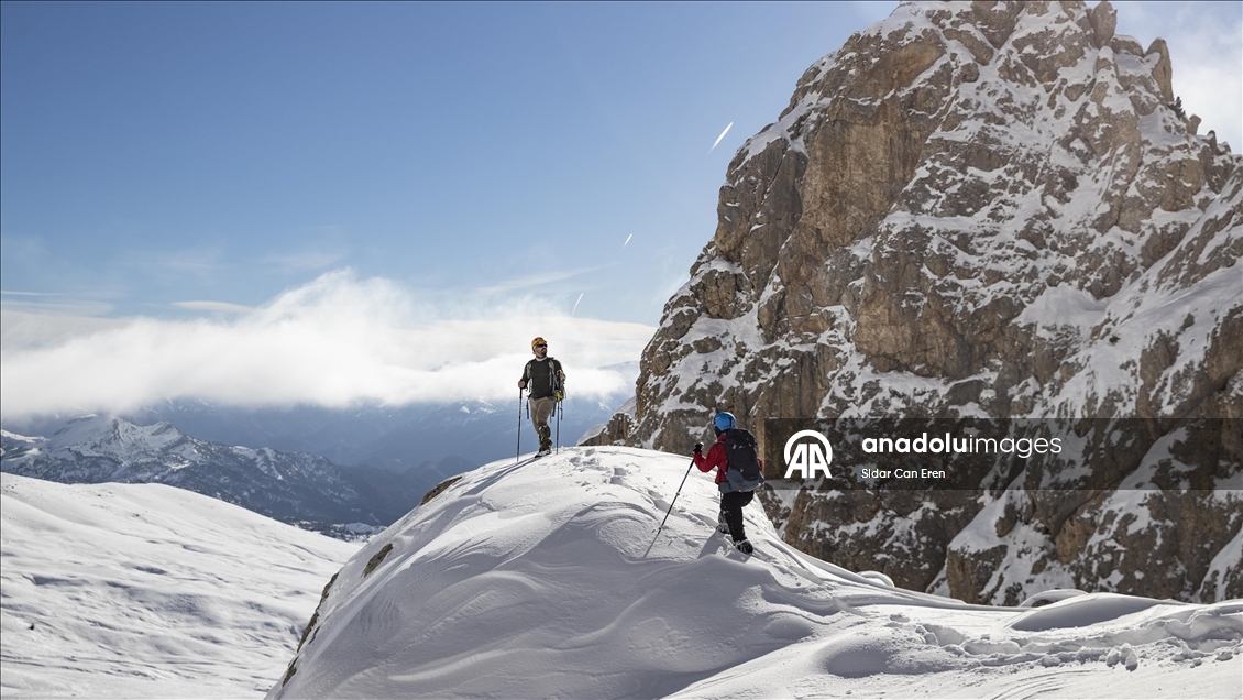 Tunceli'de karlı dağlara yapılan tırmanışlar kış turizmine canlılık katıyor