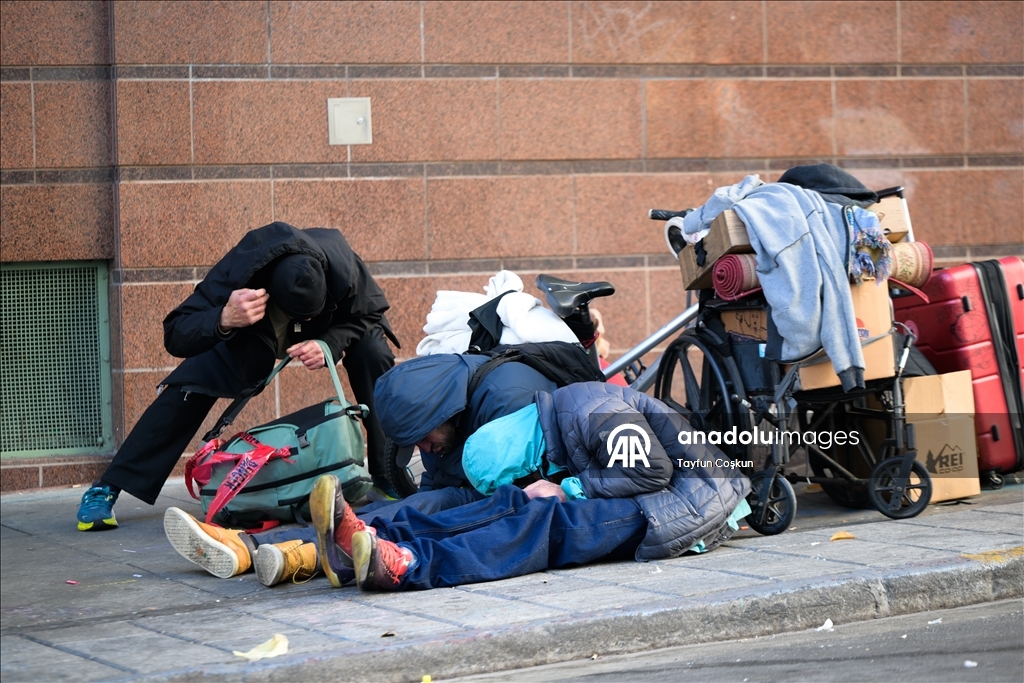 Бездомные люди живут на улицах Сан-Франциско, ежедневно сталкиваясь с суровыми условиями