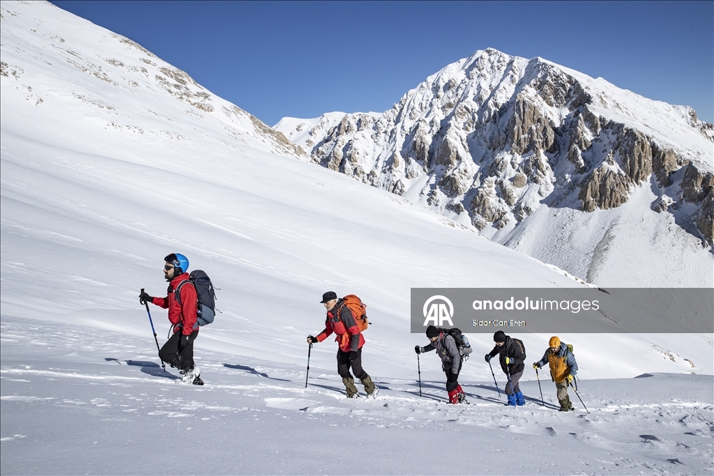 Li Tunceliyê hilkişîna çiyayên ku berfê nixûmandine, turîzma zivistanê zindî dike