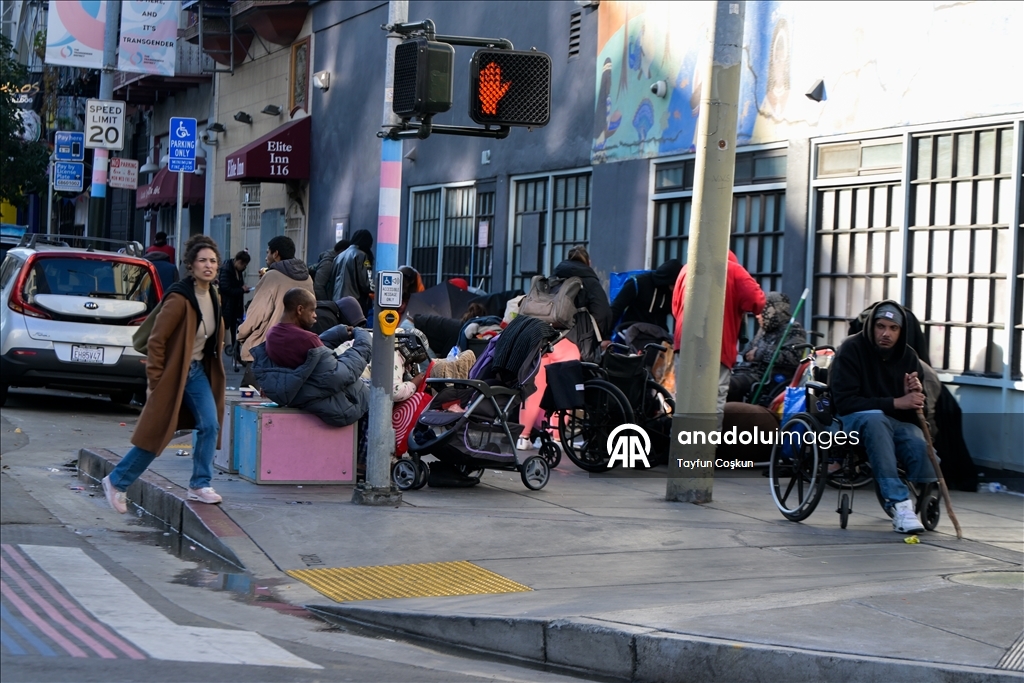 Бездомные люди живут на улицах Сан-Франциско, ежедневно сталкиваясь с суровыми условиями