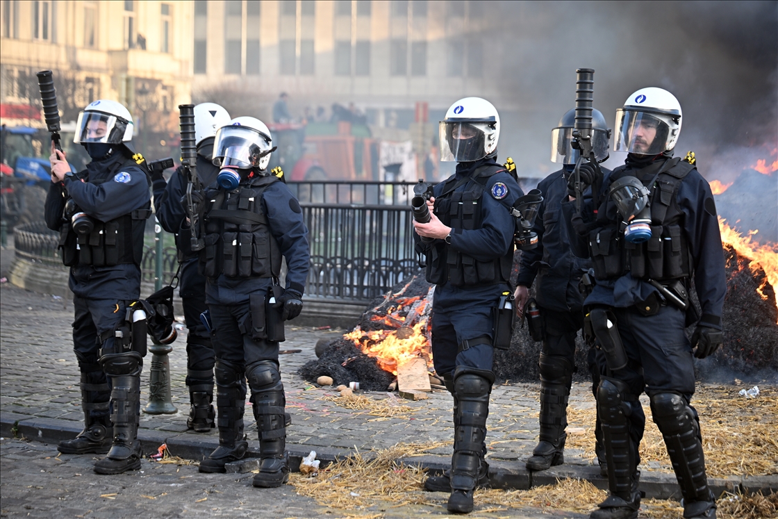 Brüksel'de AB Liderler Zirvesi'nin yapıldığı sırada çiftçilerden traktörlü protesto