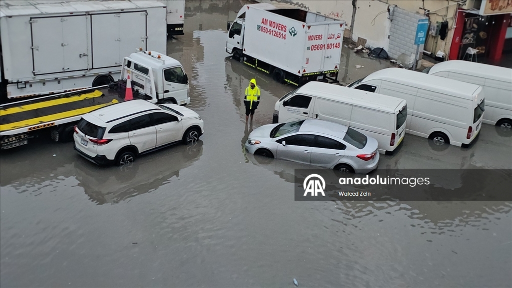 BAE'de sağanak hayatı olumsuz etkiledi