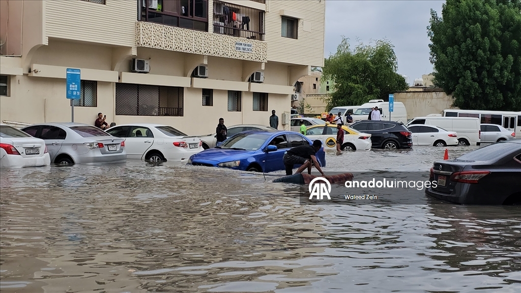 BAE'de sağanak hayatı olumsuz etkiledi