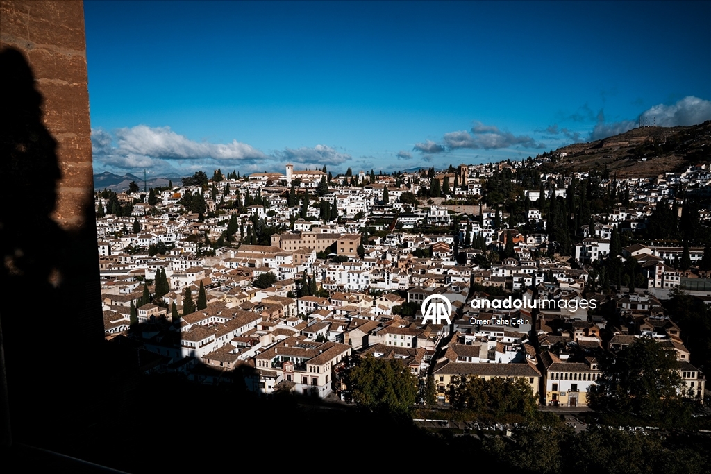 “Endülüs’ün Kızıl Tacı: El Hamra Sarayı”
