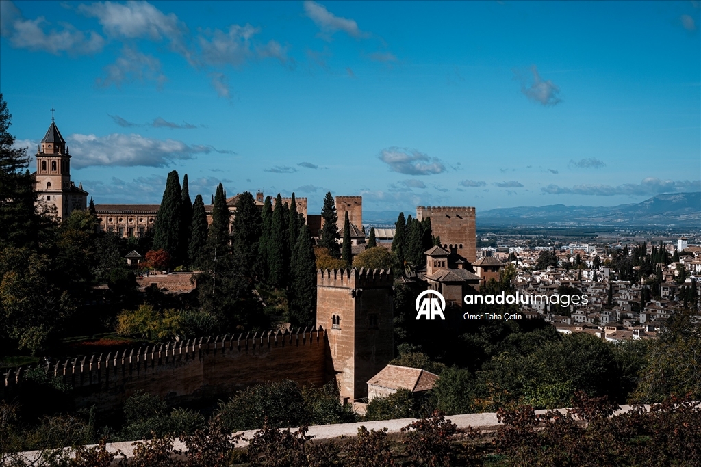 “Endülüs’ün Kızıl Tacı: El Hamra Sarayı”