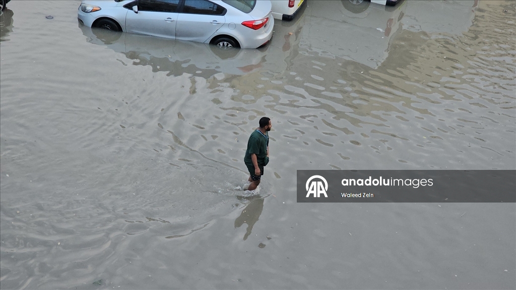 BAE'de sağanak hayatı olumsuz etkiledi