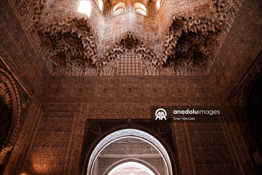 “Endülüs’ün Kızıl Tacı: El Hamra Sarayı”