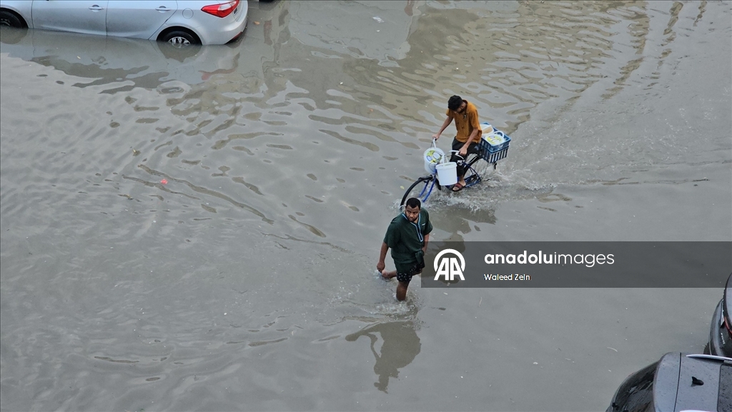 BAE'de sağanak hayatı olumsuz etkiledi