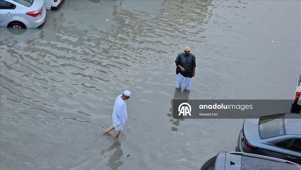 BAE'de sağanak hayatı olumsuz etkiledi