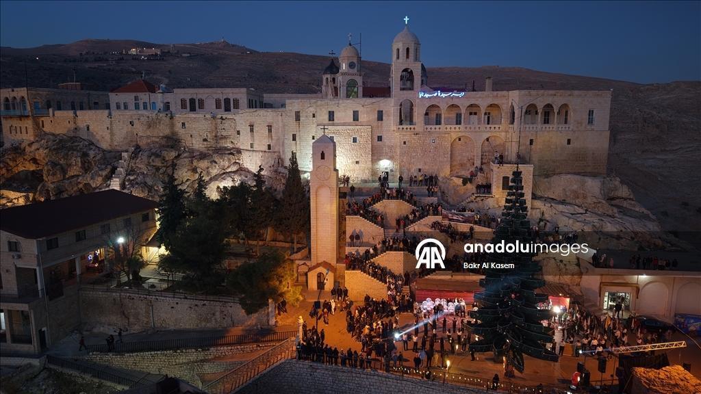 В сирийском монастыре Сайданайя зажгли огни на рождественской елке