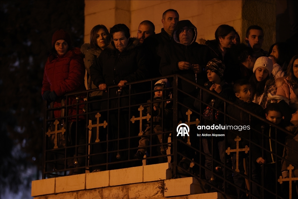 Suriye’de Saydnaya Meryem Ana Manastırı’nda Noel ağacı ışıklandırıldı