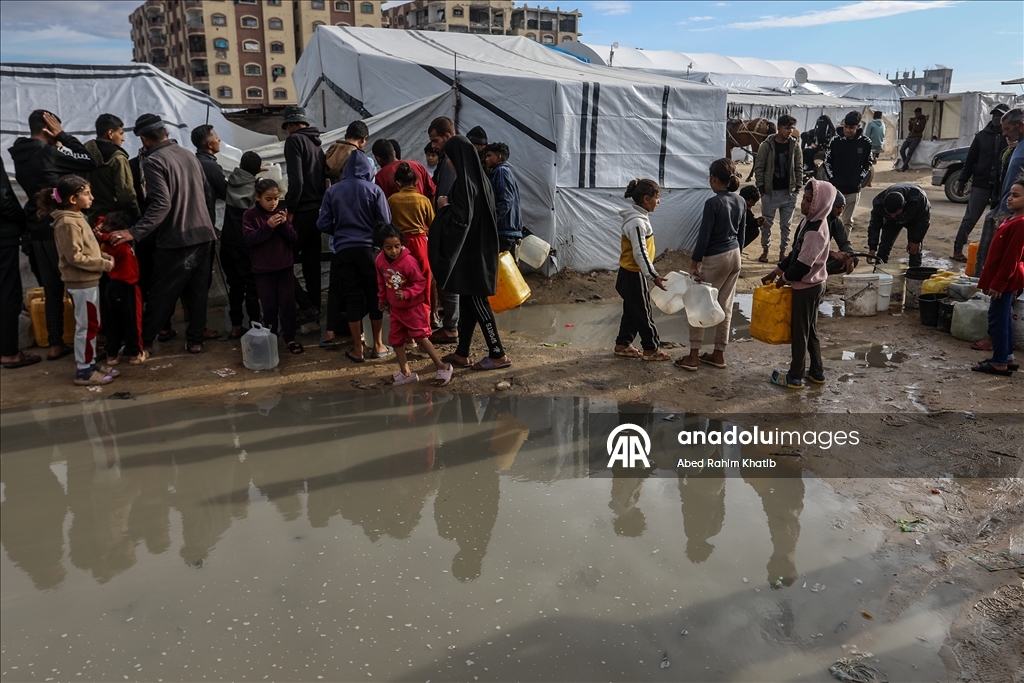 Gazze’de çadır kamplarında içme suyu krizi devam ediyor