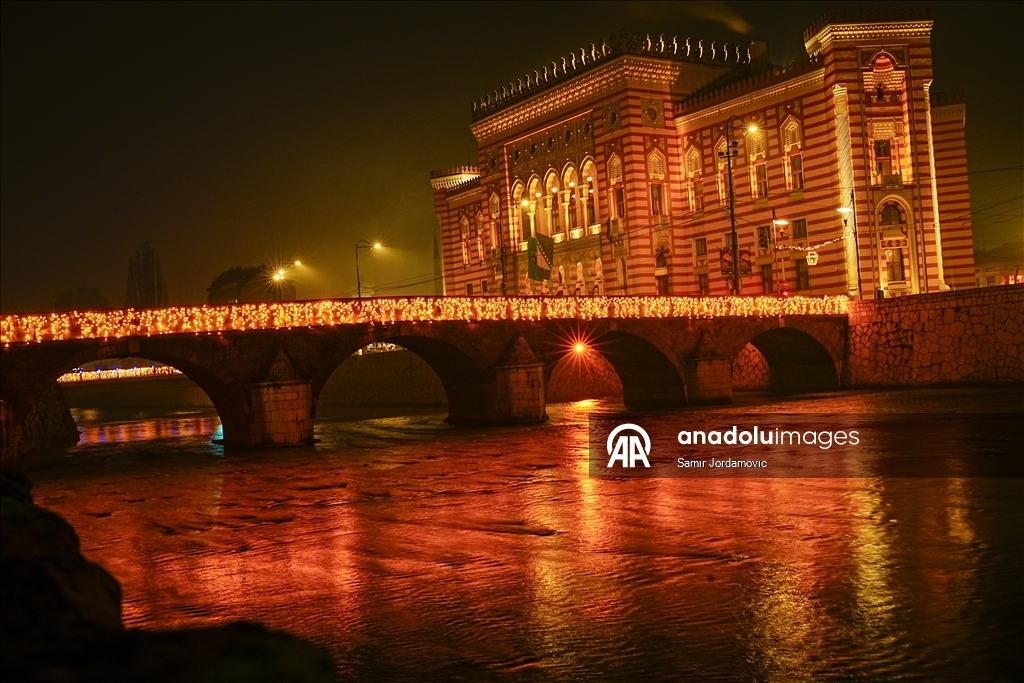 Osvijetljeni sarajevski mostovi daju posebnu draž prazničnoj atmosferi