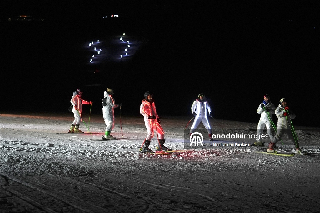 تركيا.. انطلاق موسم التزلج في "بالاندوكان" بأجواء احتفالية