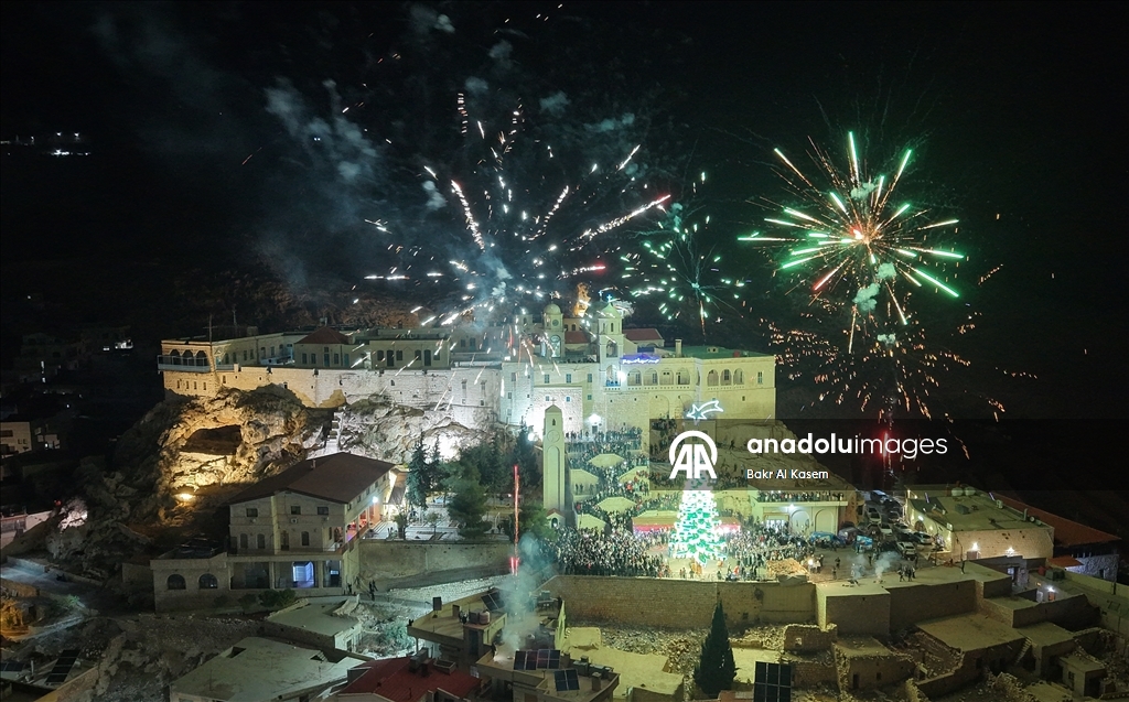 Suriye’de Saydnaya Meryem Ana Manastırı’nda Noel ağacı ışıklandırıldı