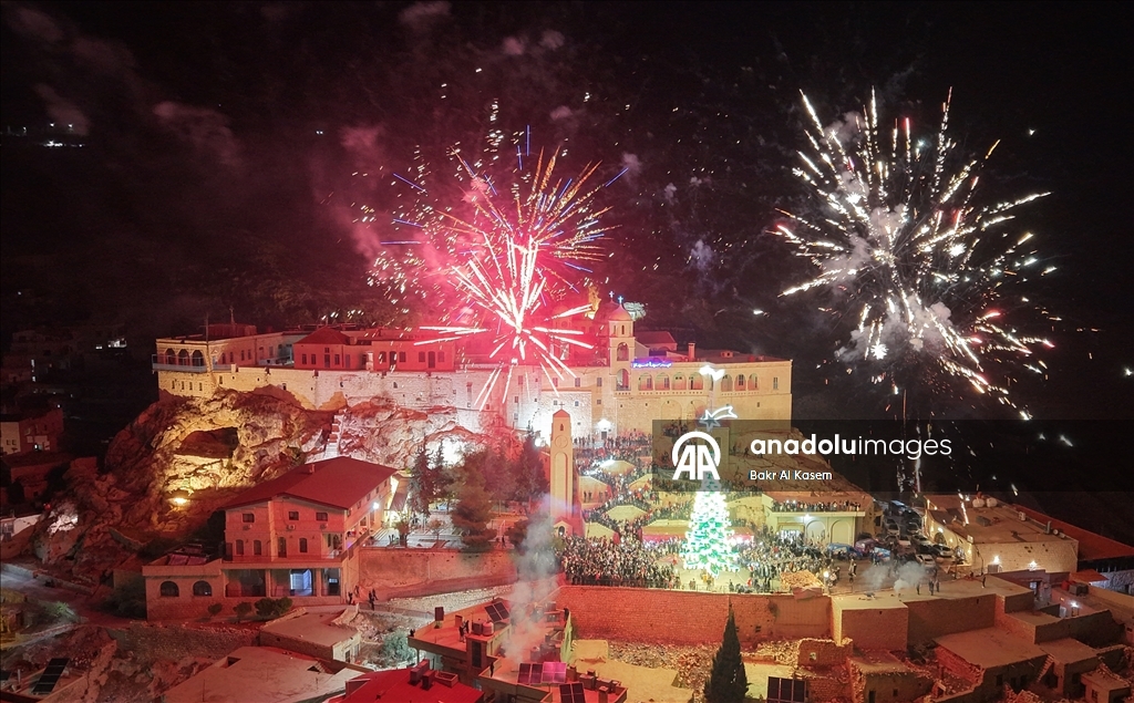 В сирийском монастыре Сайданайя зажгли огни на рождественской елке