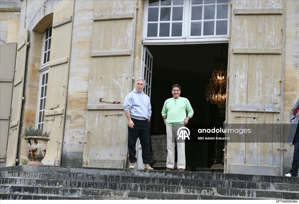 Epstein belgelerinde, Clinton'ın da aralarında bulunduğu pek çok ünlü ismin fotoğrafları ortaya çıktı 